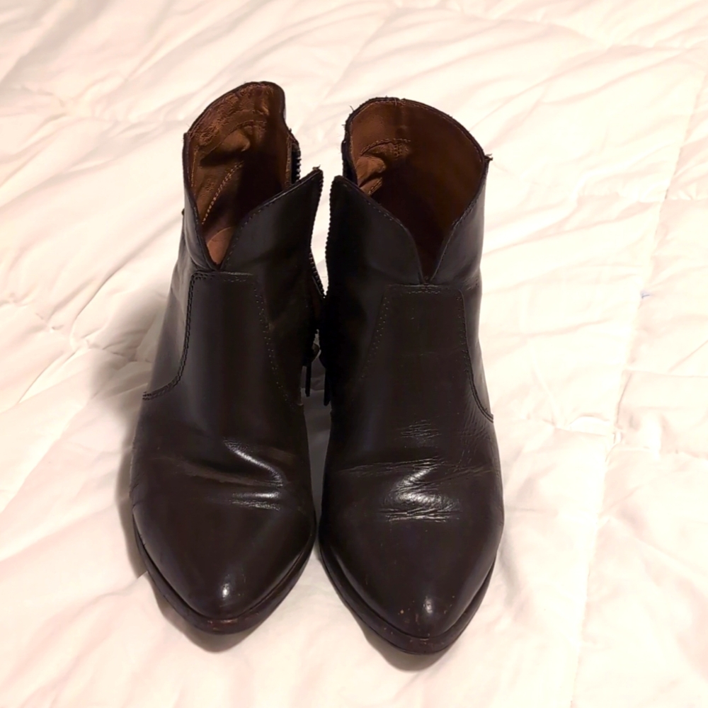 Frye bootie size 5.5 M